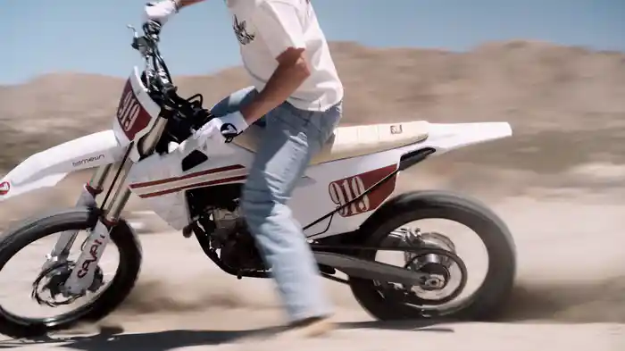 Mad At Me (Visualizer)