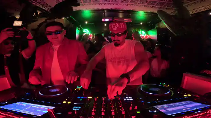 OYE MAMI (Visualizer)