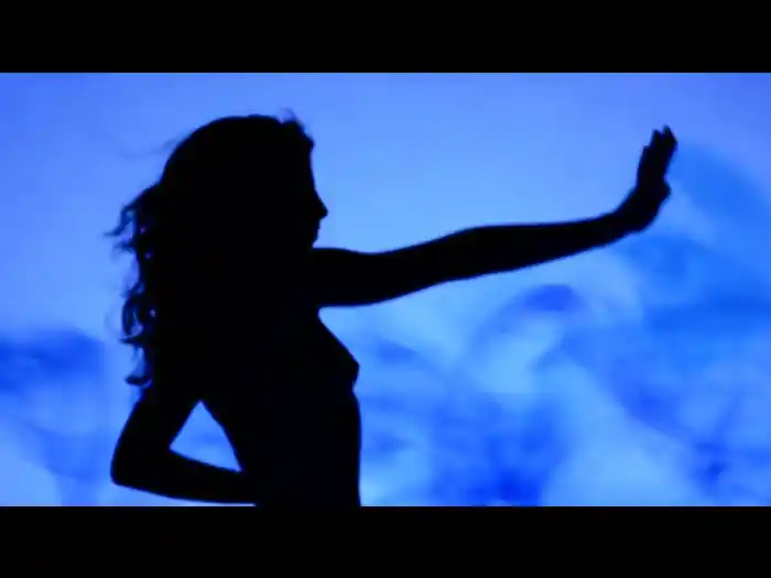 オール・アローン・トゥナイト