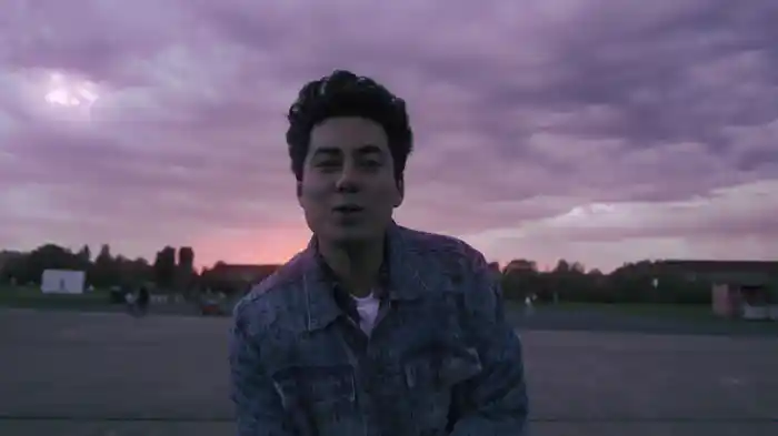 POJĎ KE MNĚ BLÍŽ