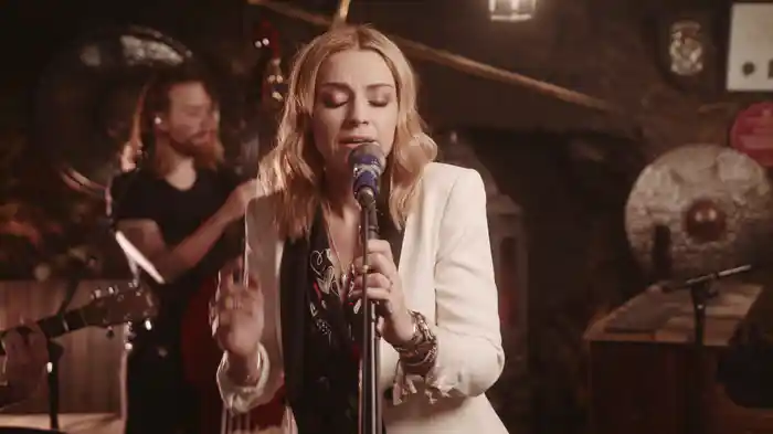 Woman Of The World (Acoustic / Drovers Inn Session)