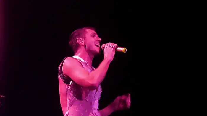 Might Tell You Tonight (Live At The O2, London, UK / 2007)