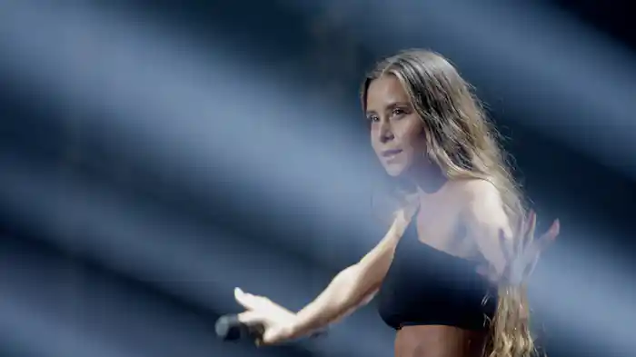 Un Poco Más De Frío (Live)