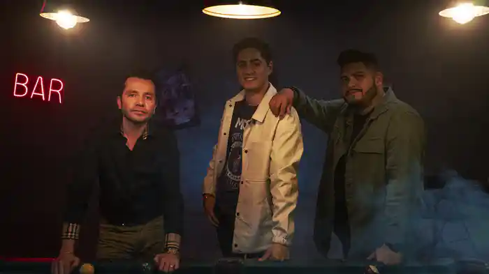 Enamorado Y Feliz (Lyric Video)