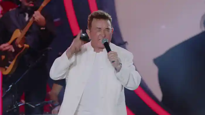 Seguindo A Multidão (Ao Vivo)
