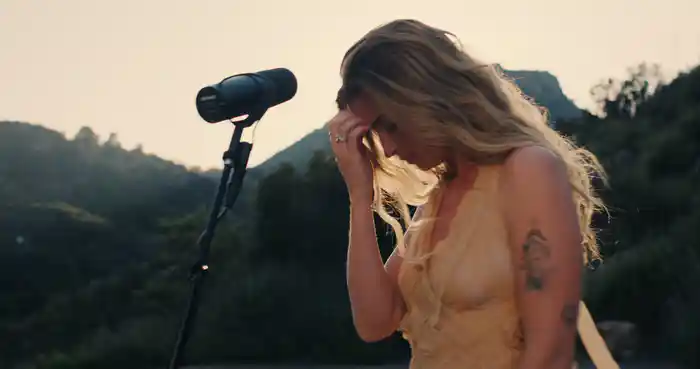 Good Girl / Gone Girl (Live Performance)