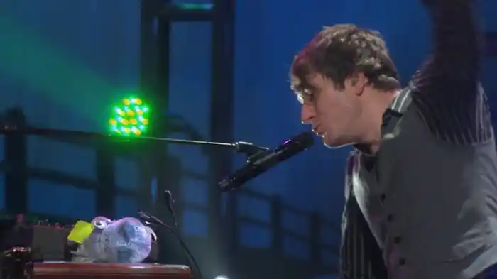 ドリーム・ドント・ターン・トゥ・ダスト（ライヴ/2011）