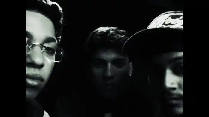 Meio Discreto (Lyric Video)
