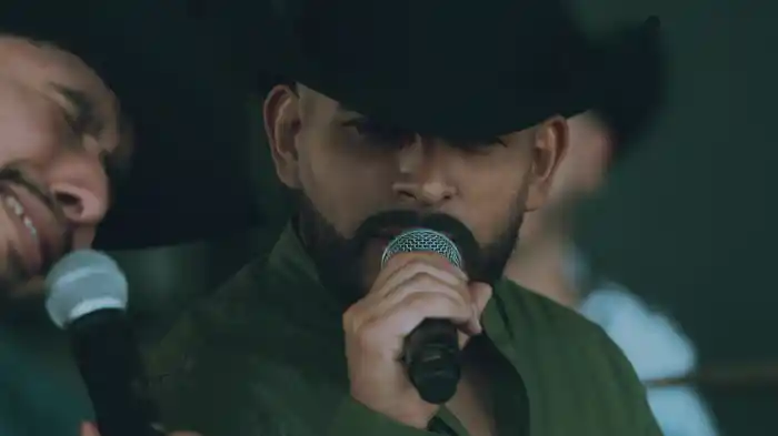 Ojitos De Capulín (En Vivo)