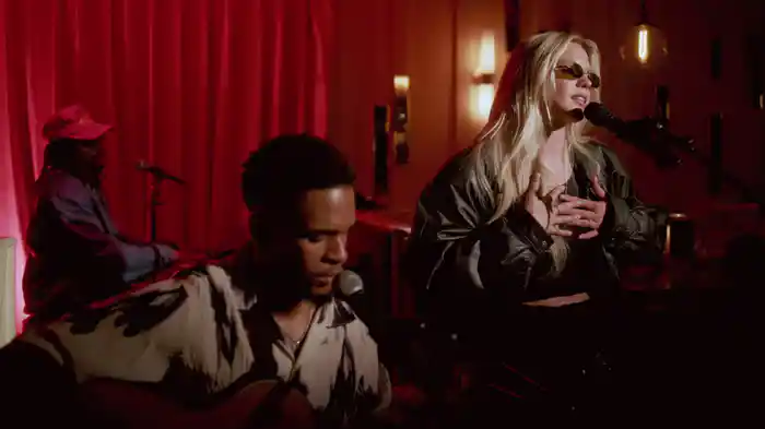 Kiss It Kiss It (Live)