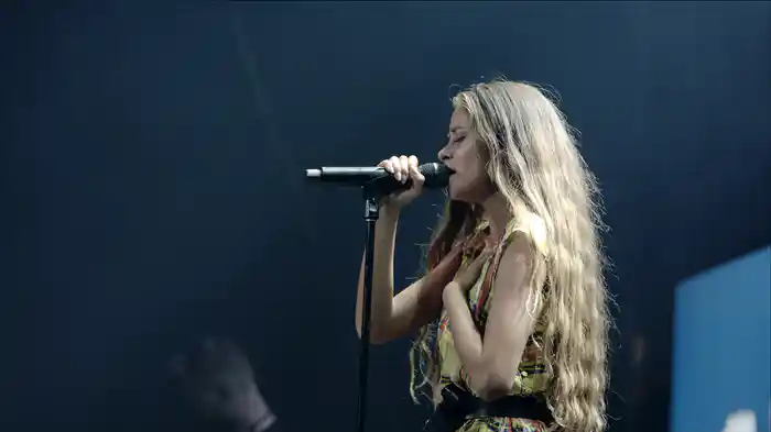 Más De La Mitad (Live)