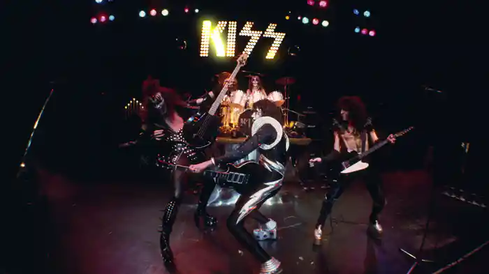 She (Live/1975 / Visualizer)