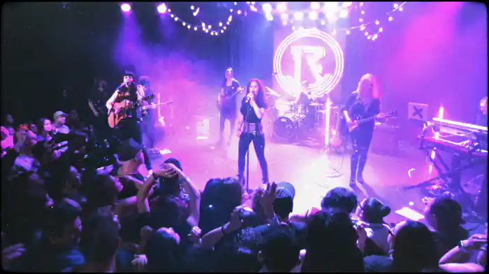 La Vida Sigue (Live At The Roxy)