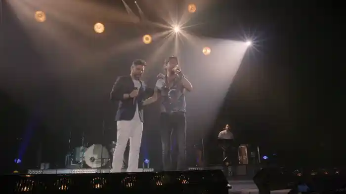 Menos Mal (En Directo En El Estadio Olímpico De La Cartuja De Sevilla / 2016)