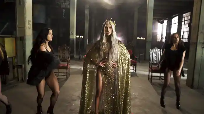 Queen (Behind The Scenes)