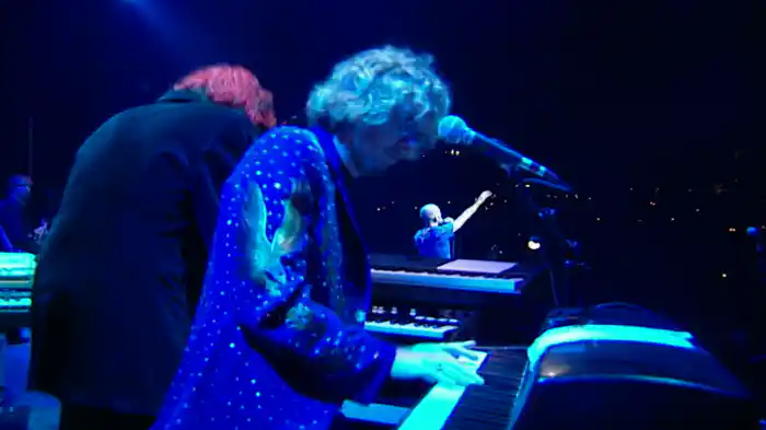 Everybody Hurts (Live From Glastonbury Festival / 1999)