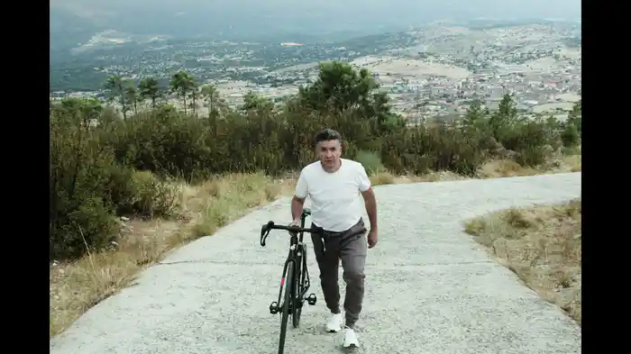 Subiendo como El Chava Jiménez (Lyric Video)