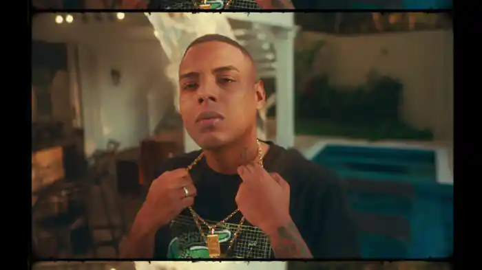 Semi Nua Ela Vem (Lyric Video)