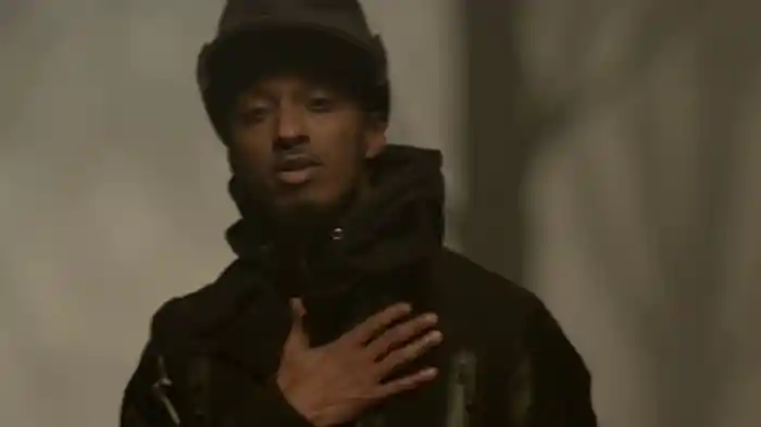 イズ・エニバディ・アウト・ゼア feat．ネリー・ファータド