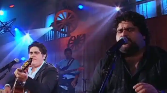 Tentei Te Esquecer / Coração Está Em Pedaços / Fica Comigo (Ao Vivo)