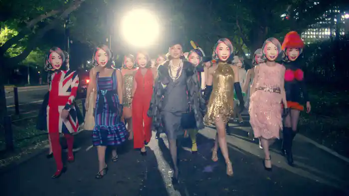 東京は夜の七時