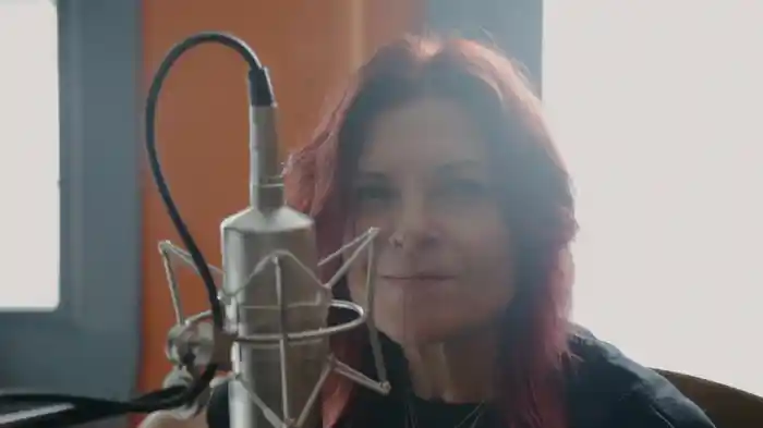 She Remembers Everything (Acoustic)
