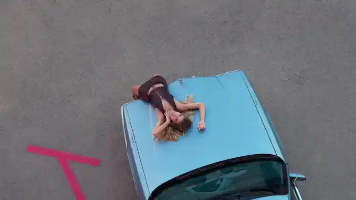 tan mona con la mini (Lyric Video)