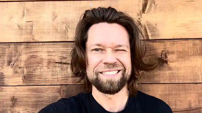 Hned teď (pojď být světlometem)