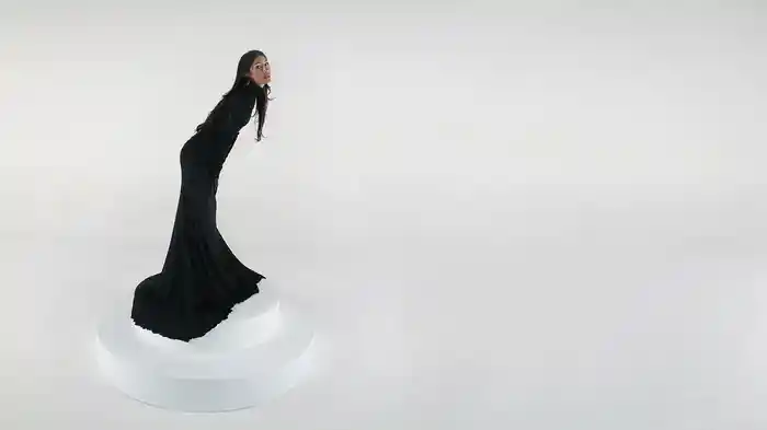 Las Escaleras (Lyric Video)