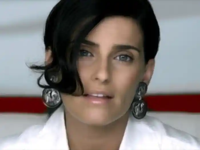 Manos Al Aire (w/ English Subtitles)