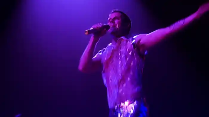 Laura (Live At The O2, London, UK / 2007)