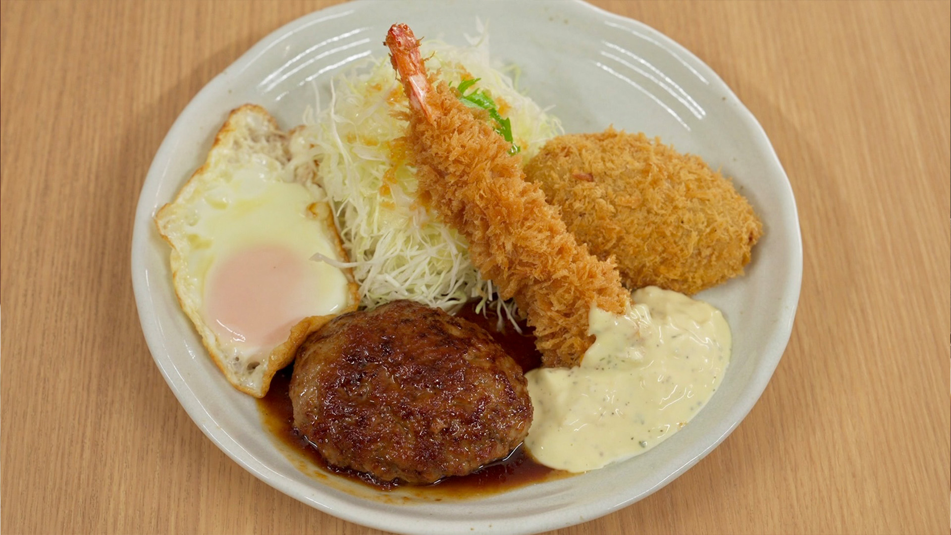 埼玉県川口市の目玉焼きハンバーグと雲丹クリームコロッケ