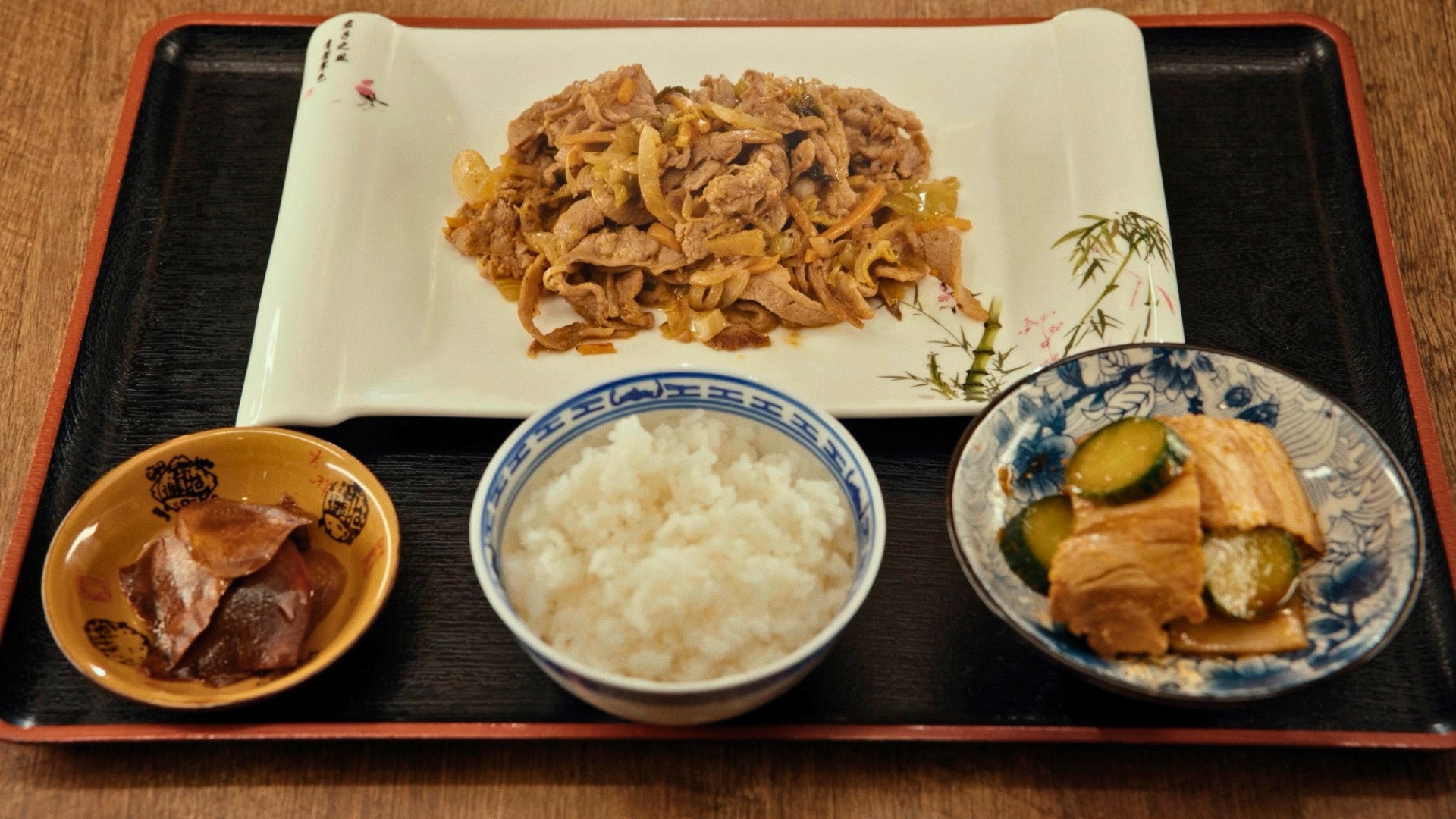 東京都文京区千石のラムショルダー発酵菜スパイシー炒めと豚バラきゅうりガーリックソース