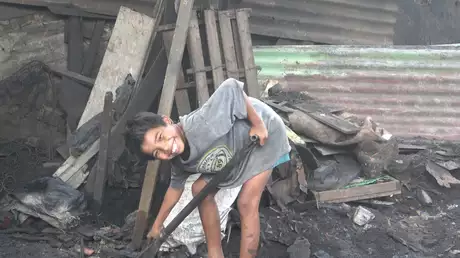 #6 フィリピン寿命縮まるゴミ炭焼き村の少年飯
