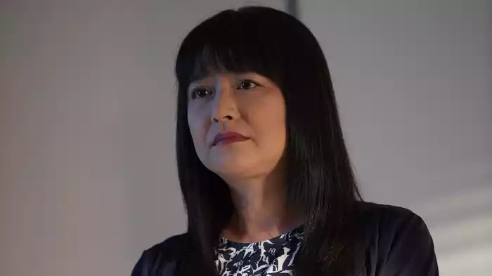 追い詰める女