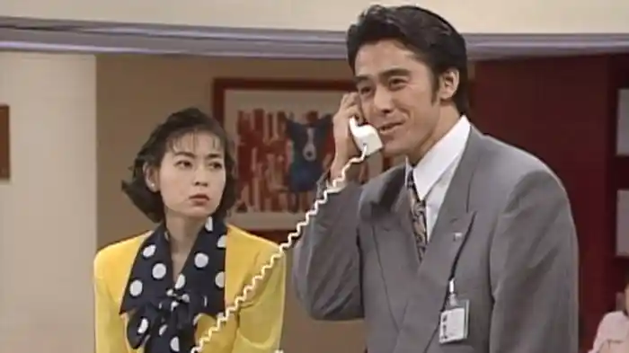 「回転寿司の女」