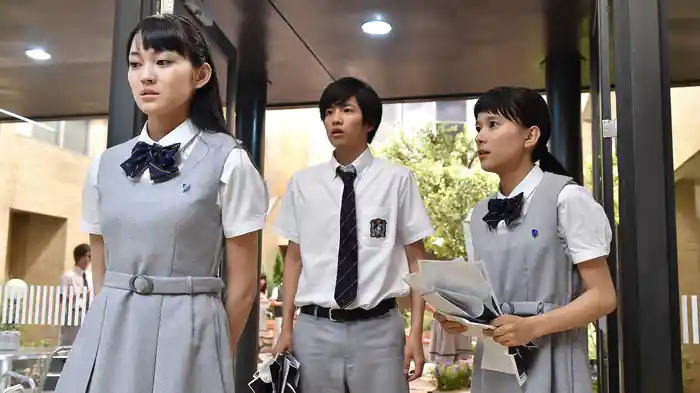 歌で救え！仮面の女王の転落と涙